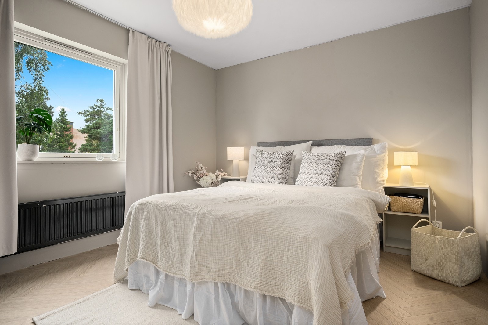 Hovedsoverommet er av god størrelse med plass til dobbeltseng og tilhørende møblement. Galleribilde