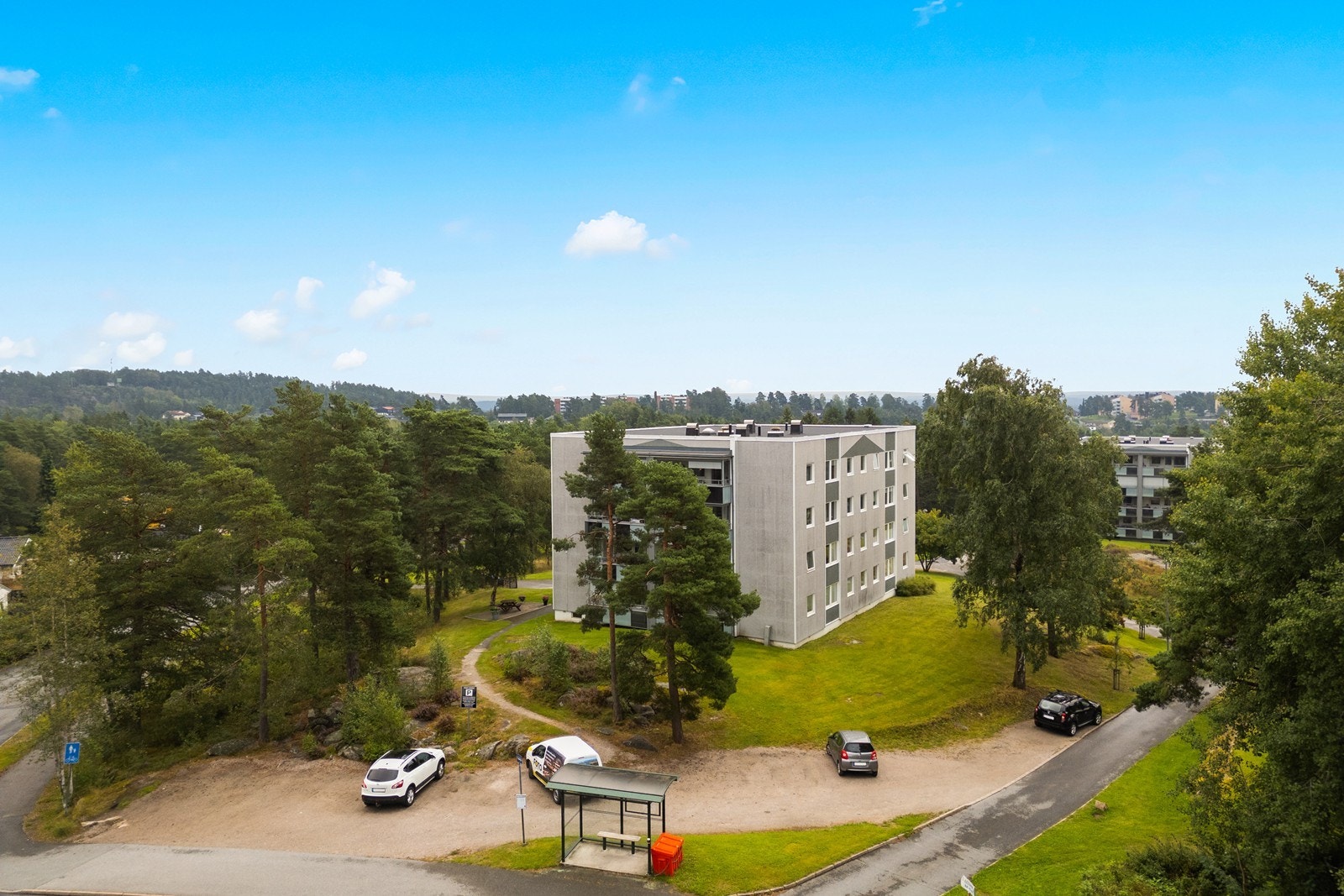 Det er felles og umerkede parkeringsplasser på borettslagets tomt. Galleribilde