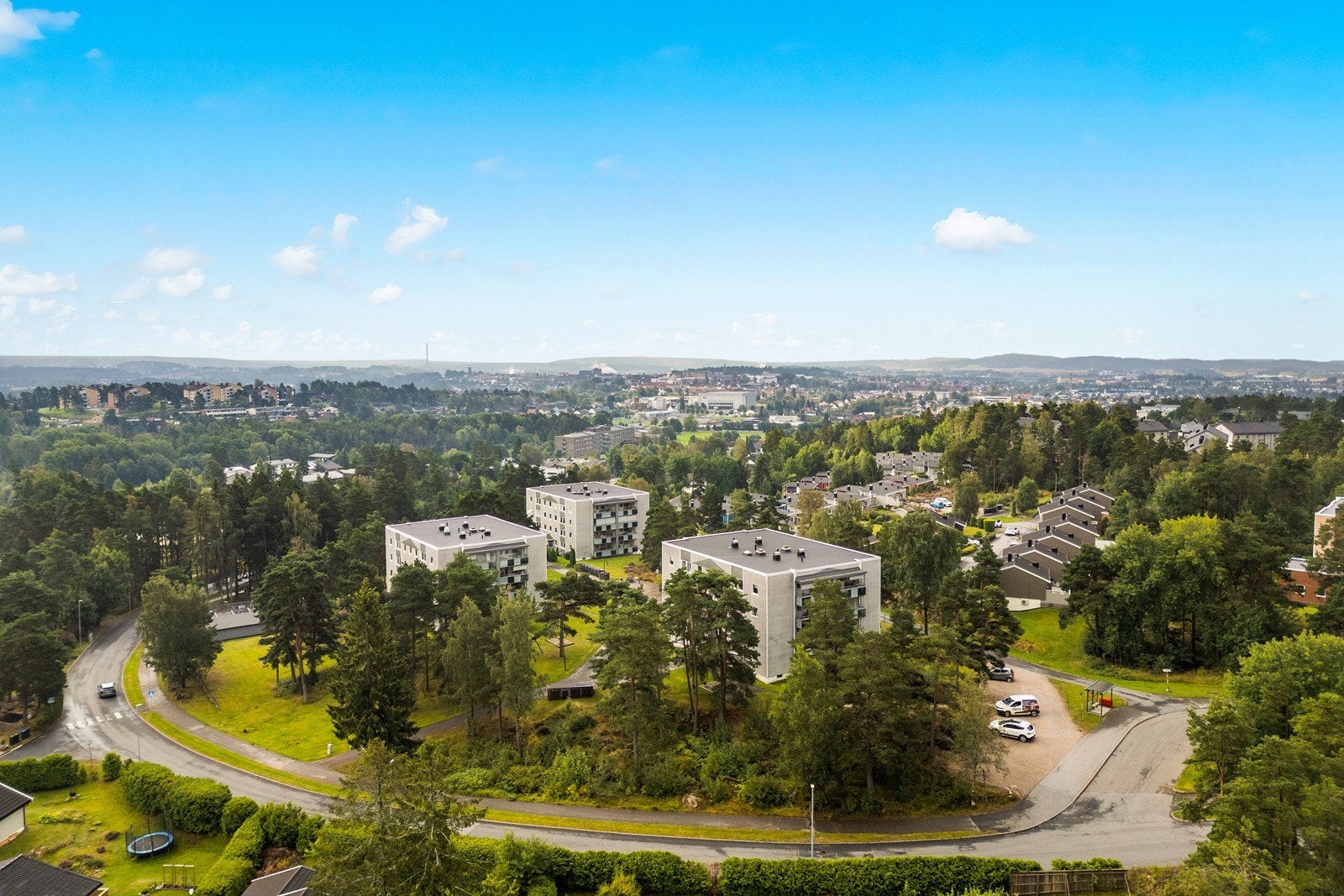 Kurland er et fredelig og sentralt område i Sarpsborg, ideelt for barnefamilier og perfekt for dem som ønsker både lett tilgang til sentrum og fine turmuligheter. Galleribilde
