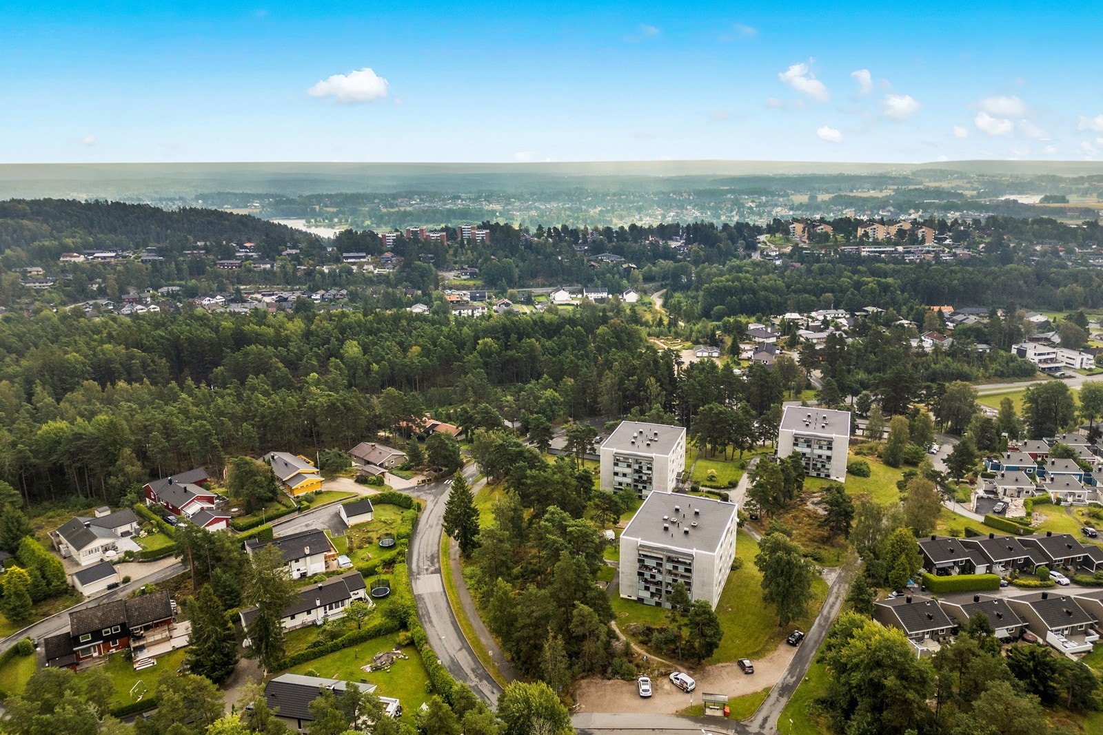 Med lysløypa rett i nærheten ligger alt til rette for både joggeturer om sommeren og skiturer om vinteren. Galleribilde