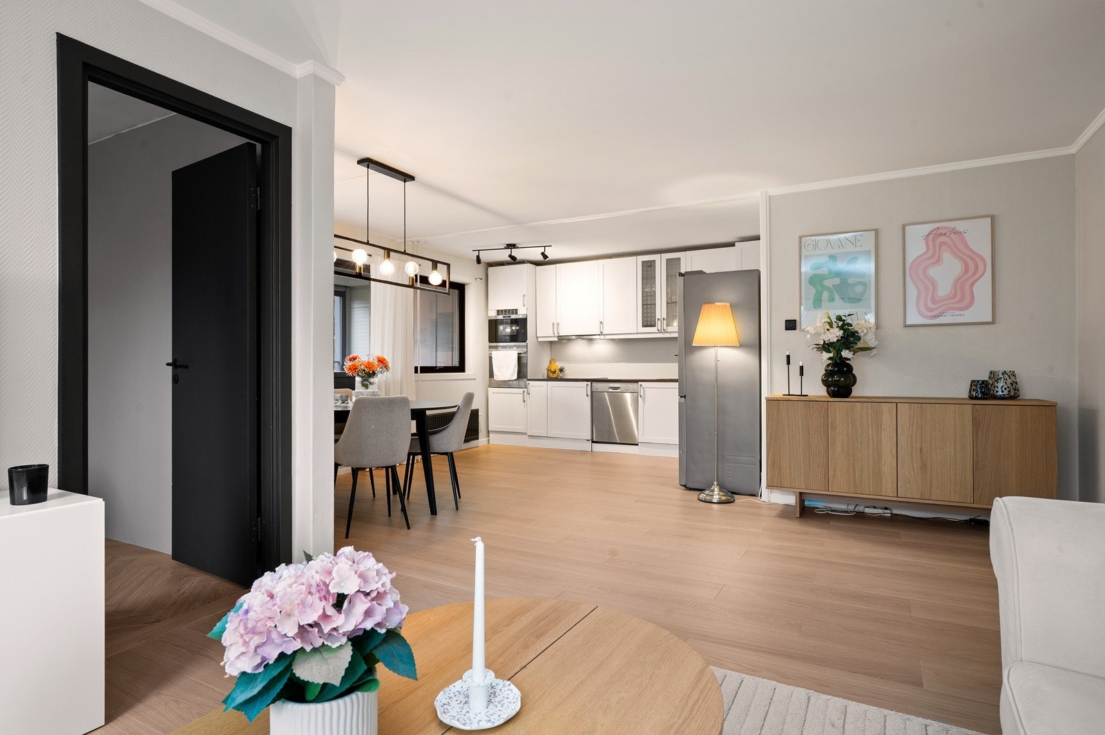 Leiligheten har en åpen og moderne løsning mellom stue og kjøkken. Galleribilde