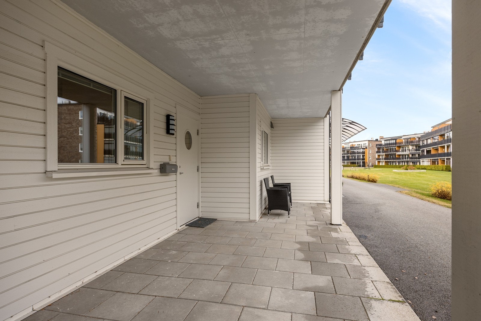 Leiligheten har en gjennomgående planløsning med inngang fra overbygd velkomstterrasse på den ene siden og utgang til markterrasse på den andre. Galleribilde