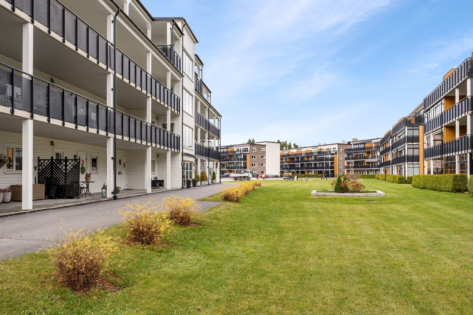 Rundt byggene har sameiet store, flotte fellesareal med velstelte, grønne plener, prydbusker, hekker og trær. Galleribilde