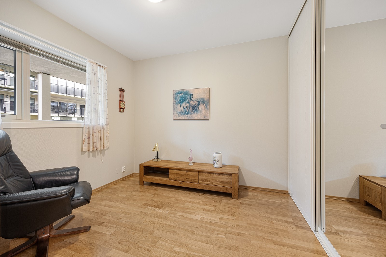 Soverommene har store, plassbygde skyvedørsgarderober. Galleribilde