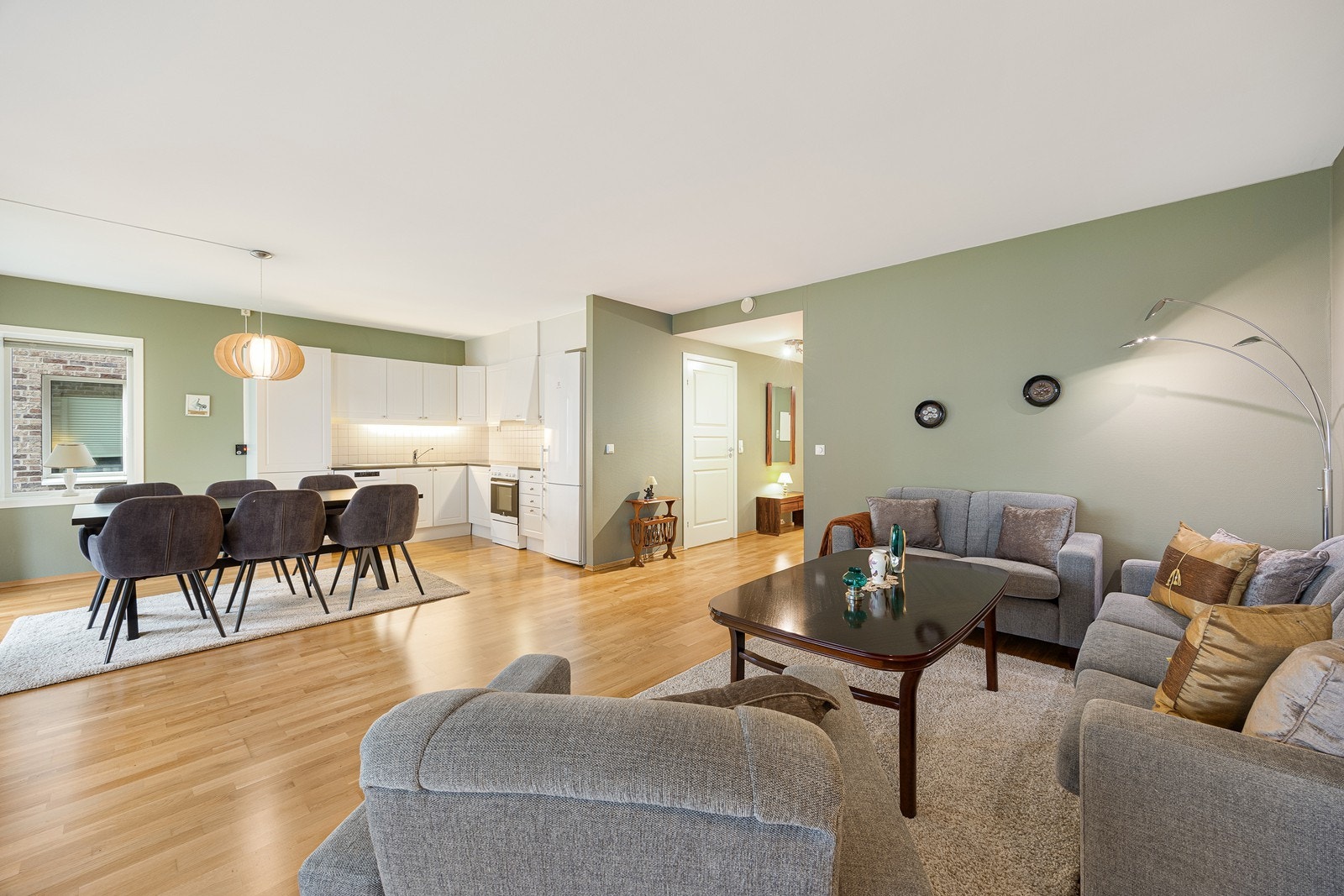 Stuen ligger i åpen løsning med kjøkkenet, og sammen danner de et romslig og innbydende allrom med god møbleringsfrihet. Galleribilde