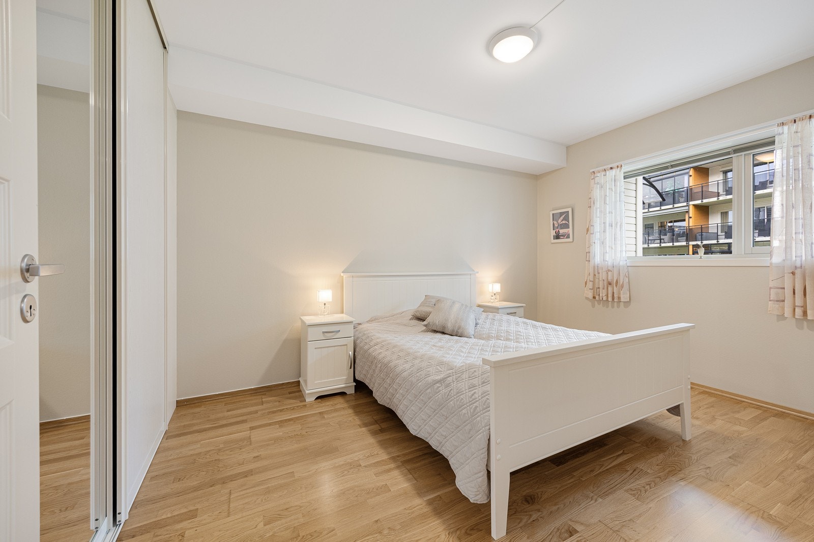 Soverommene har store vinduer som sørger for rikt, naturlig lysinnslipp, og dagslyset gjenspeiles fint i de lysmalte overflatene. Galleribilde