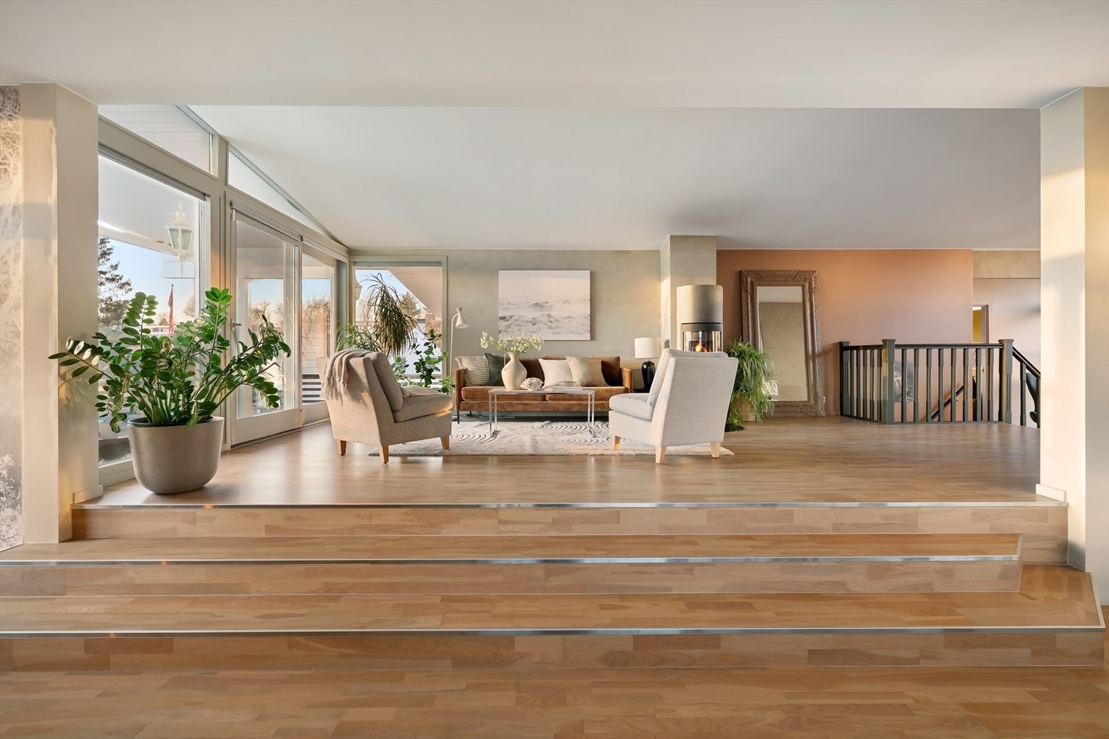 Etasjen oppleves som romslig med god takhøyde og tydelig definerte soner som gir plass til både lek, samvær og rolige stunder. Galleribilde