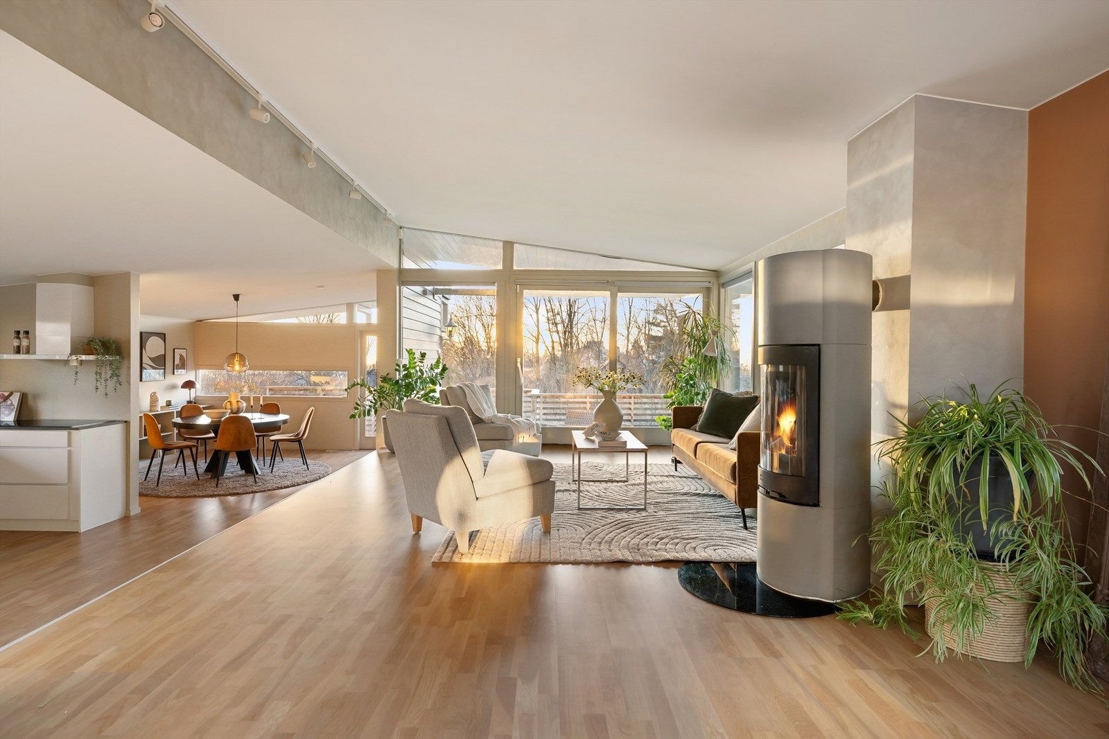 Store vindusflater slipper inn rikelig med dagslys og gir direkte utgang til en solrik veranda - perfekt for hverdagsliv og hyggelige familiestunder. Galleribilde