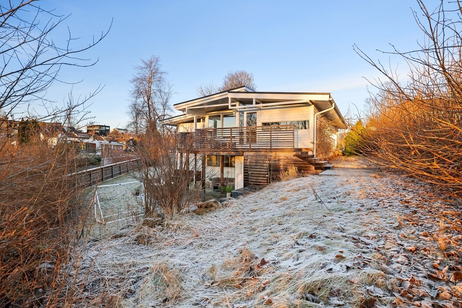 Innerst i en familievennlig blindvei finner man denne arkitekttegnede eneboligen med en svært solrik hage og en eksklusiv velværeavdeling som gir boligen det lille ekstra. Galleribilde