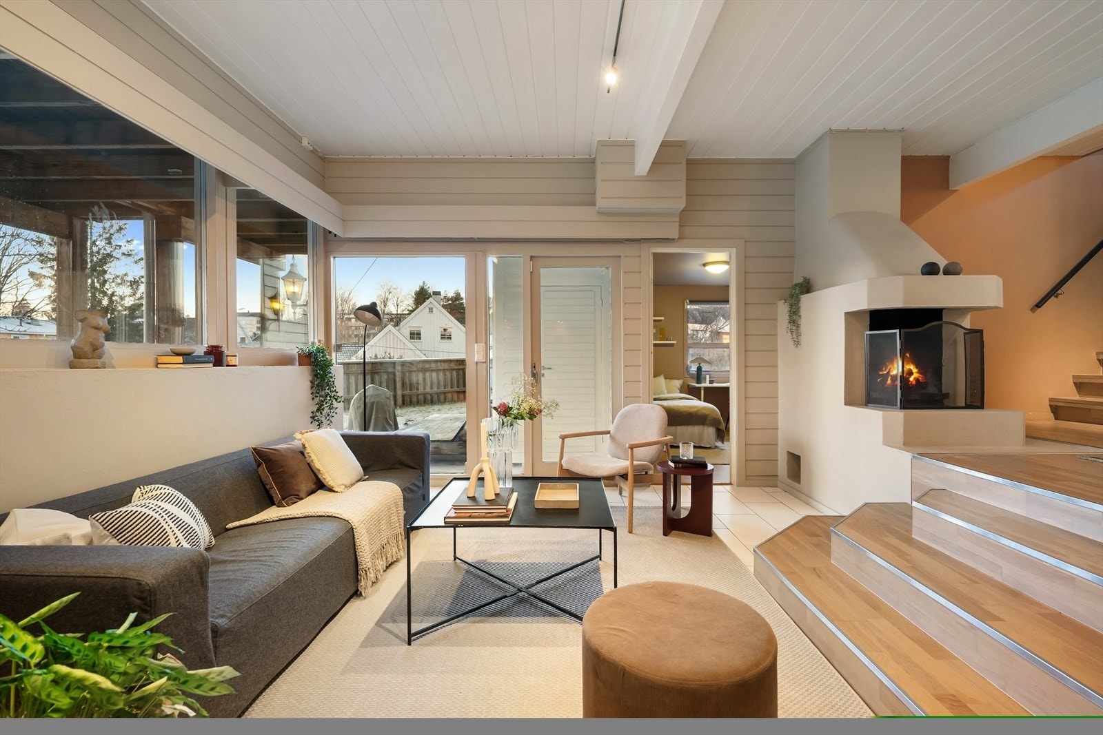 Herifra er det utgang til en romslig terrasse og en solrik hage - ideelt for både lek, sosiale sammenkomster og avslapning. Galleribilde