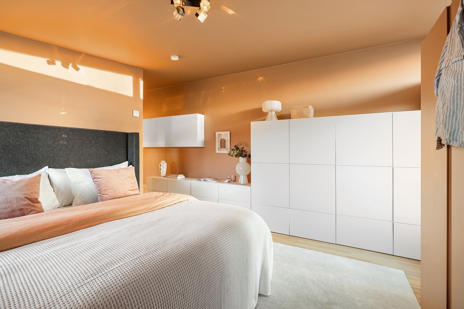 Her er det rikelig med skap og lagringsplass. Galleribilde