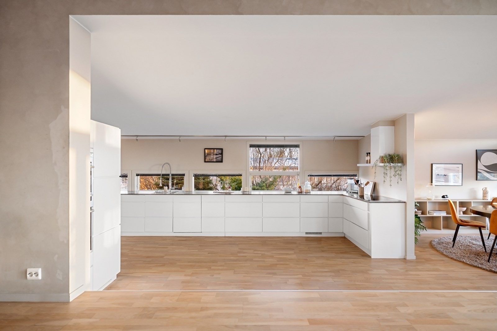 Innredningen har rikelig med skapplass, belysning over benk, og gode arbeidsflater. Galleribilde