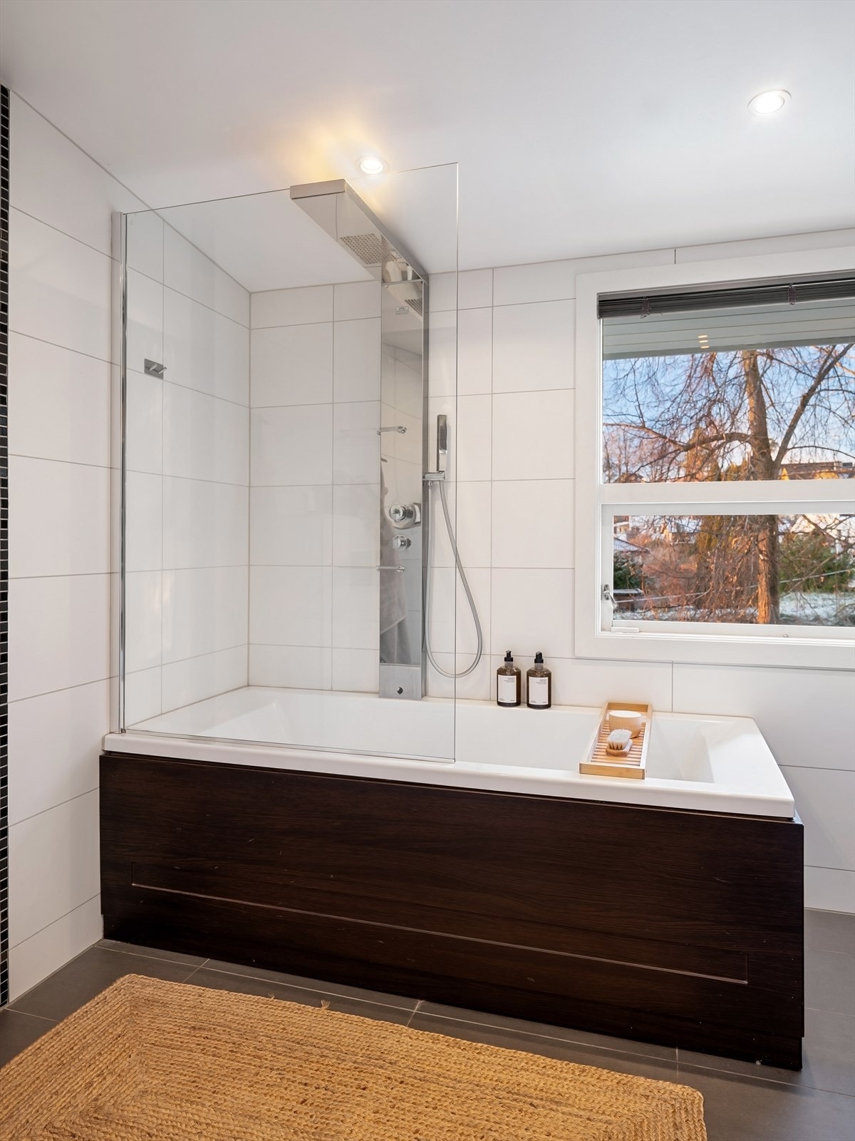 Det innbydende badekaret har fast dusjløsning med både tak- og hånddusj. Galleribilde