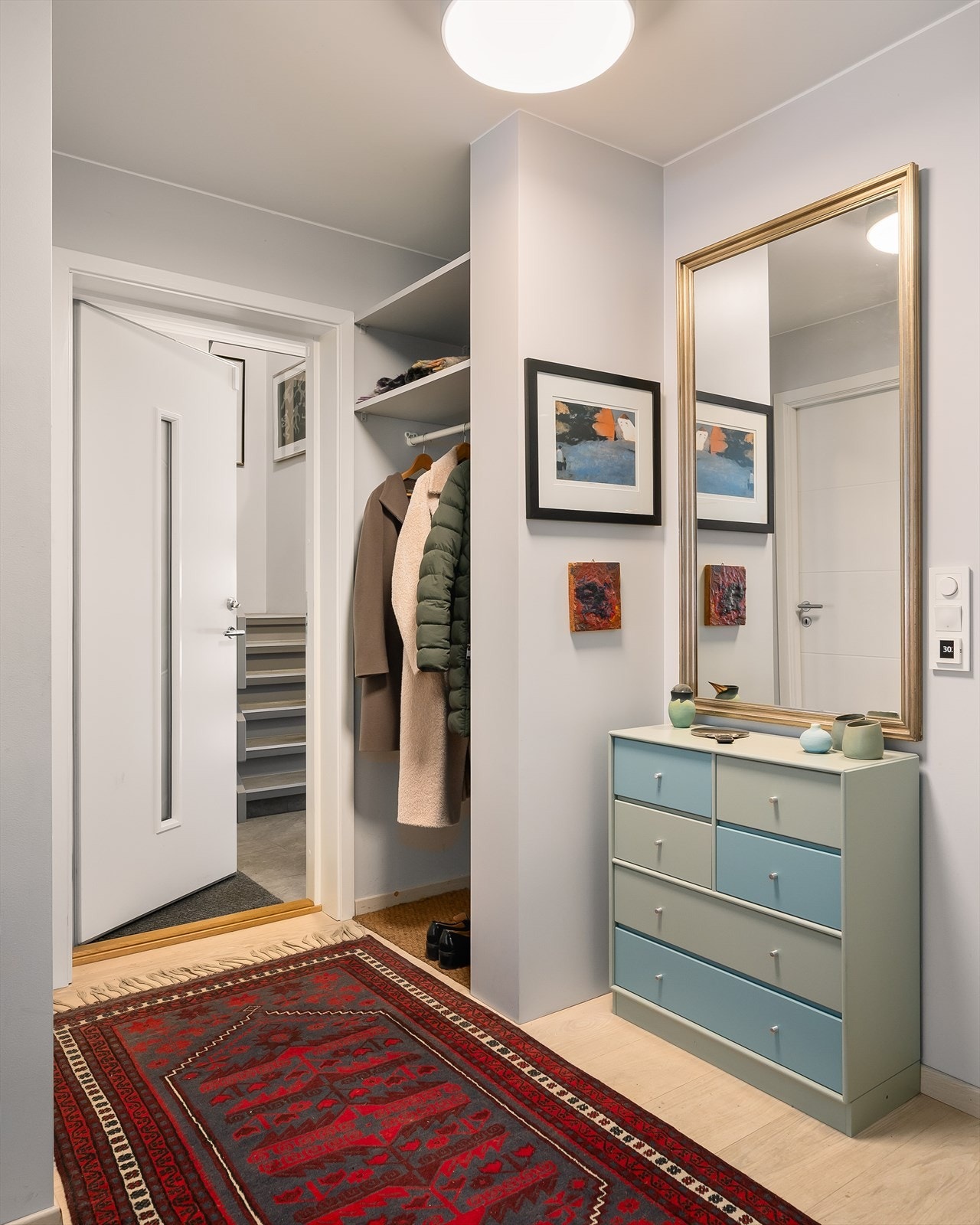 Velkommen inn! Her har du plass til å sette fra deg sko og henge fra deg yttertøy. Galleribilde