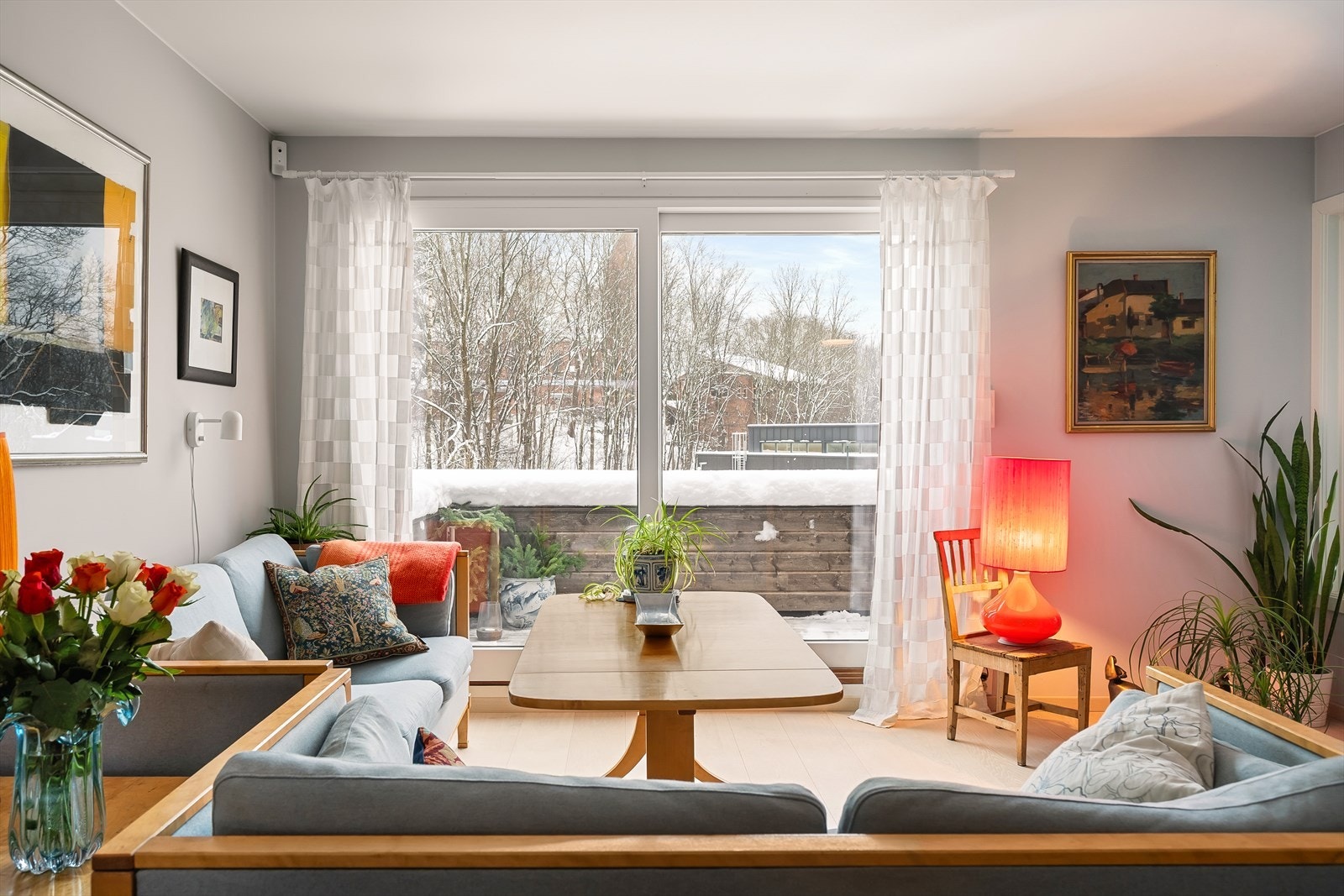 Skyvedøren ut til terrassen ble installert i 2020. Det er også installert elektronisk zip-screen med lyssensor. Galleribilde