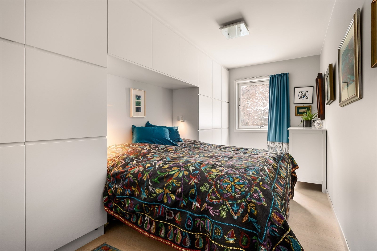 Hovedsoverommet er av god størrelse, med plass til dobbeltseng. Her sover du godt i stille og rolige omgivelser. Galleribilde