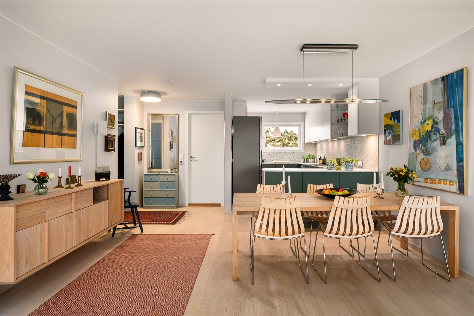 Oppholdsrommet er naturlig inndelt i soner. Her har du god plass til både stort spisebord, samt stor sofagruppe. Galleribilde