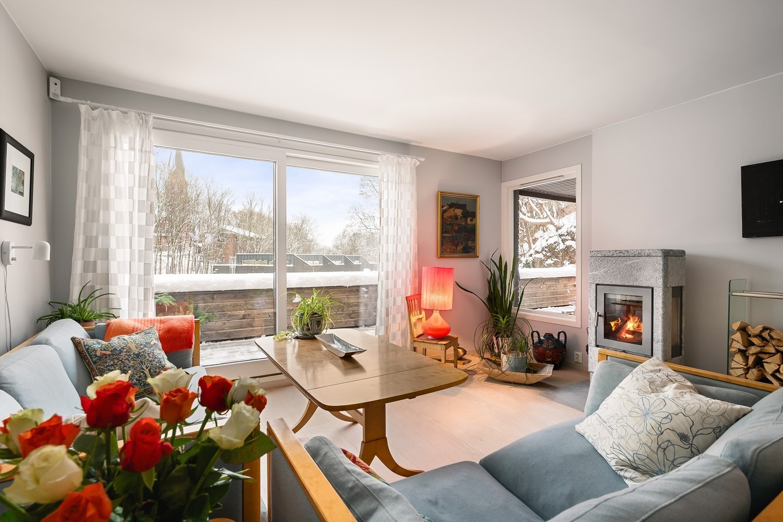 Leiligheten er gjennomgående og fremstår derfor særdeles lys. Om lyset skulle bli for sterkt, er det montert plisségardiner på alle vinduer bortsett fra kjøkken og det ene soverommet. Galleribilde