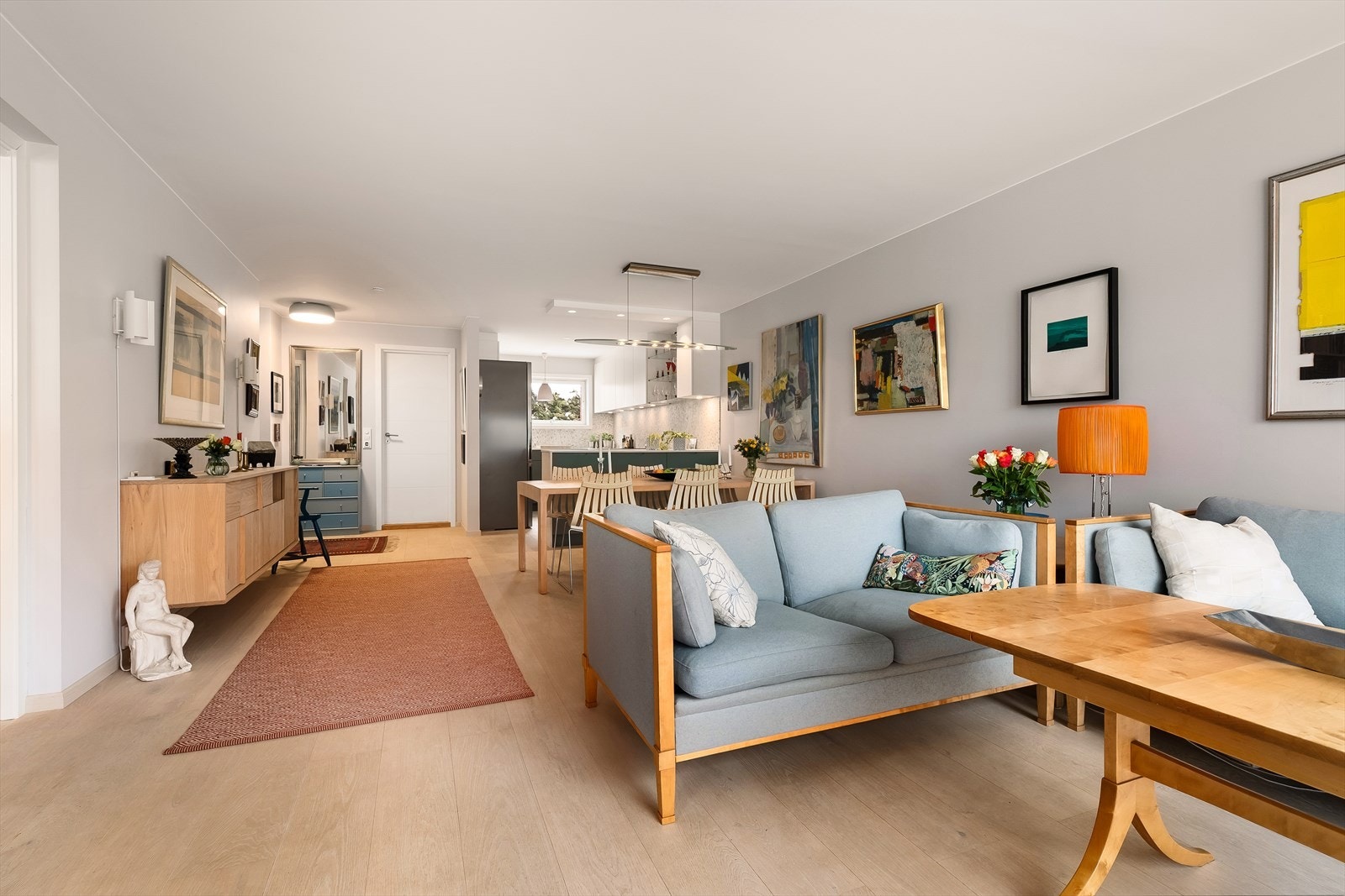 Boligen disponerer en bod, i felles trapperom, med gulvareal på ca 2,5 kvm, samt to boder i kjeller på hhv 2,5 kvm og 1 kvm. Galleribilde