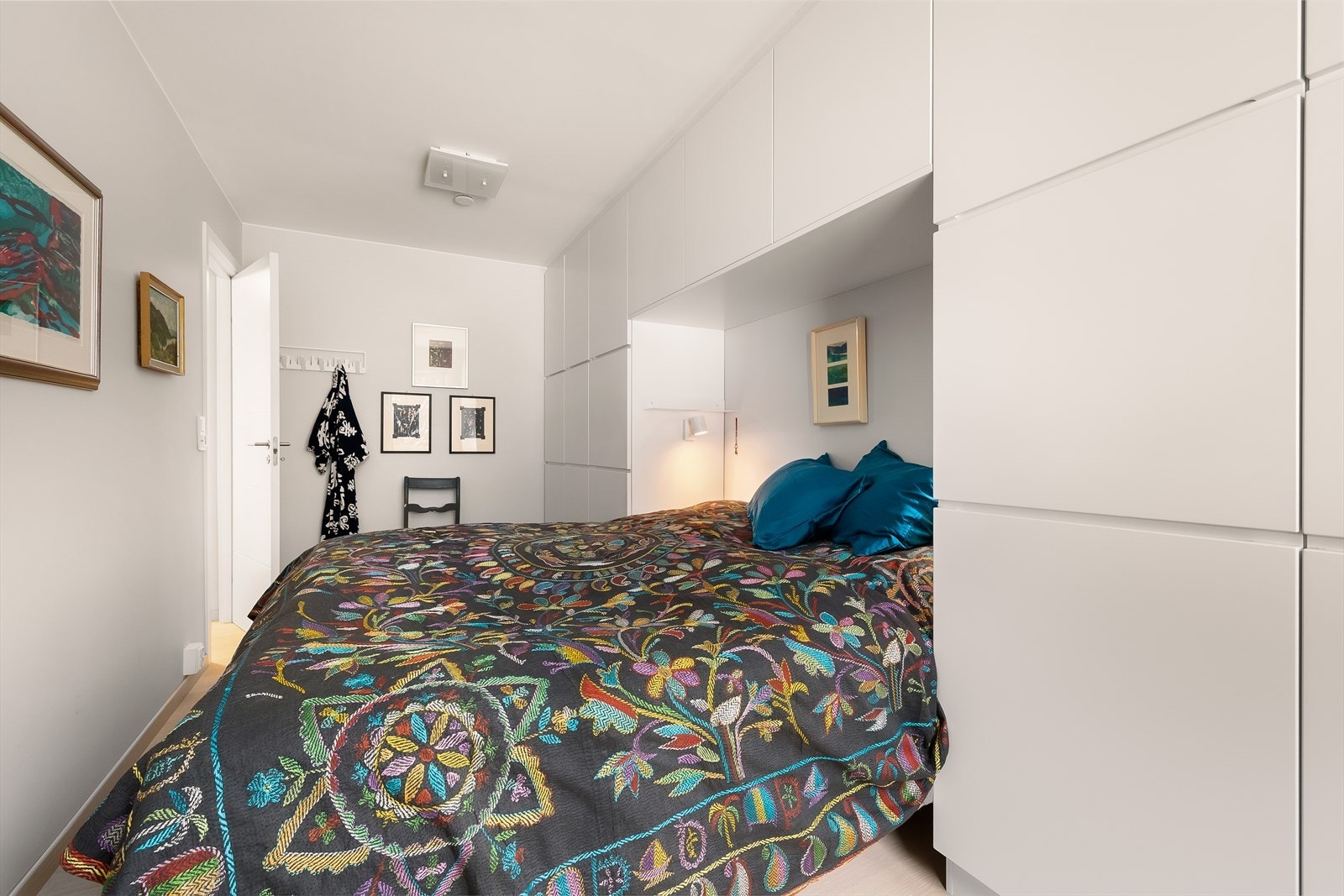 Praktisk plassbygget skap omkranser sengen. Garderobeskapet medfølger. Galleribilde