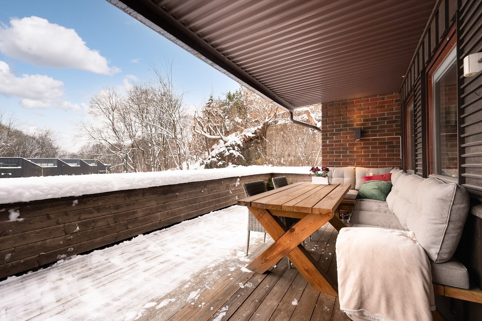 Det er montert stikkontakter ute på terrassen, slik at man enkelt montere en varmelampe f.eks. Galleribilde