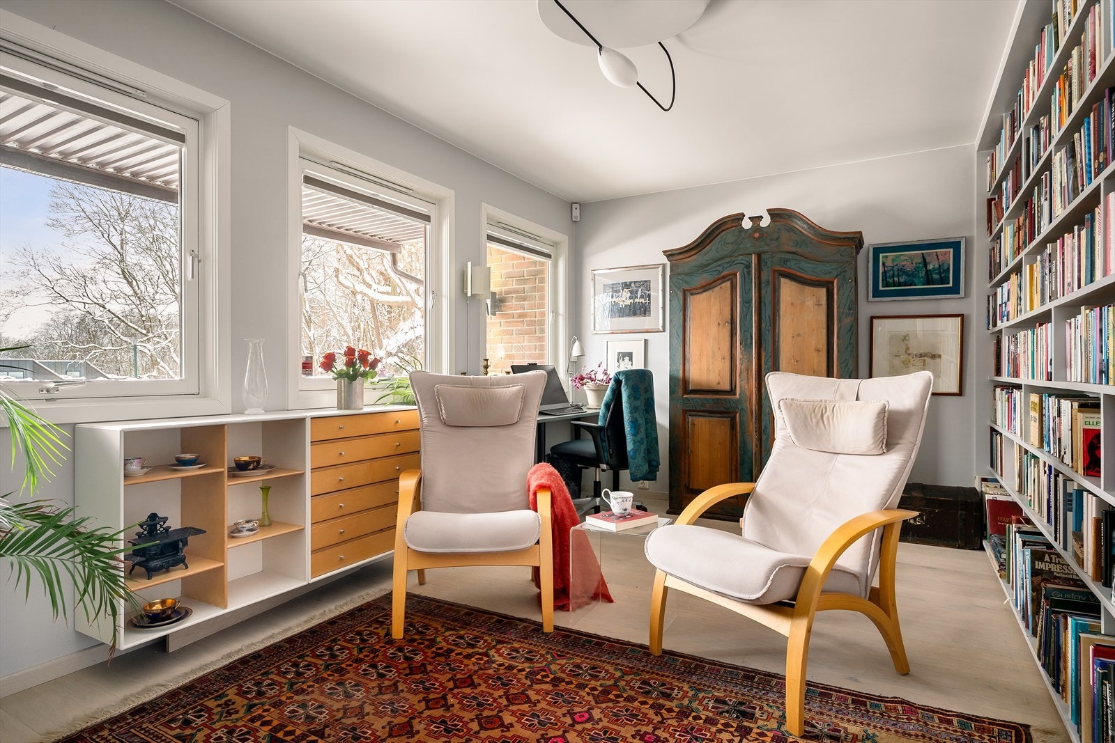 Det andre soverommet brukes i dag som bibliotek/TV-stue. Galleribilde