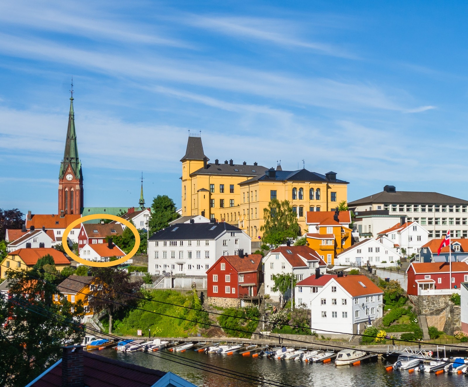 Boligen ligger blant flere hundre år gamle trehus, men er selv oppført så sent som 1981 Galleribilde