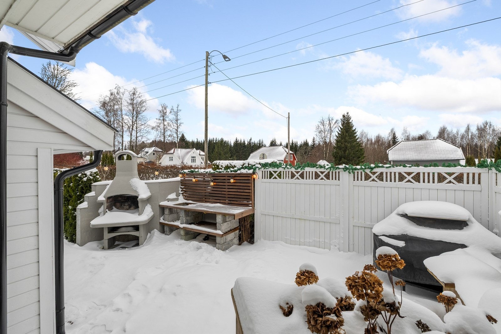 Uteområdet er pent opparbeidet, her kan du nyte sommerdagene når den tid kommer Galleribilde