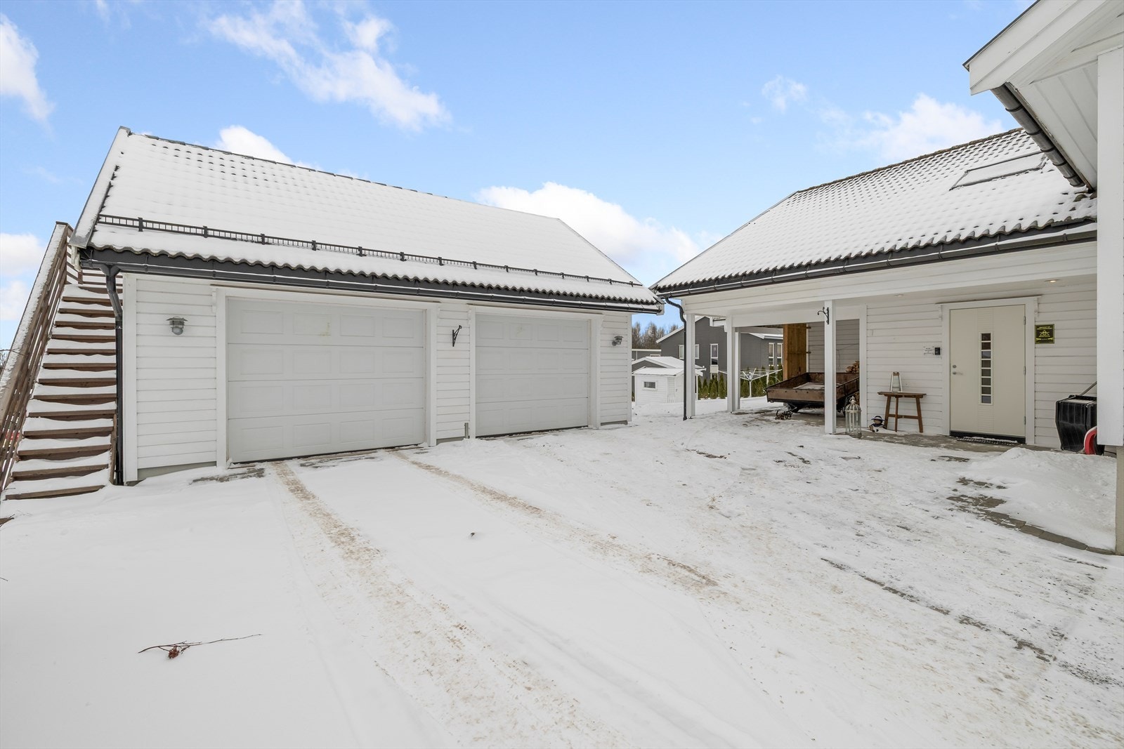 Gode parkeringsmuligheter med dobbelgarasje og carport Galleribilde