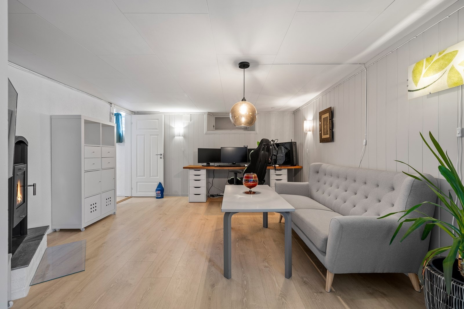 Kjelleren har egen stue med varmepumpe og vedovn (Alle rommene med unntak av badet er ikke omsøkt/godkjent til varig opphold) Galleribilde