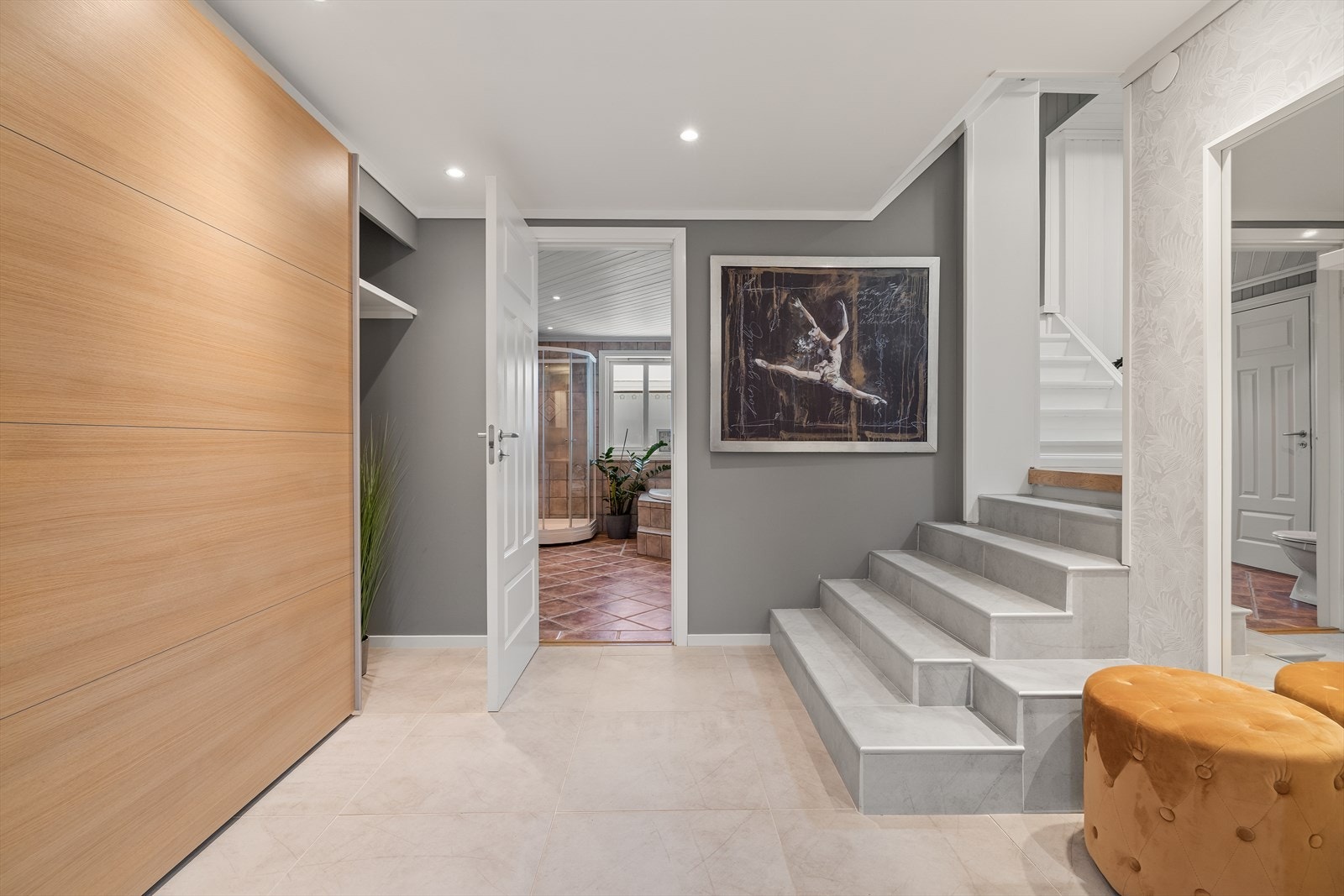 Her har man god plass til å henge fra seg jakker og sette fra seg sko. Det er også plass til annet entrèmøblement Galleribilde