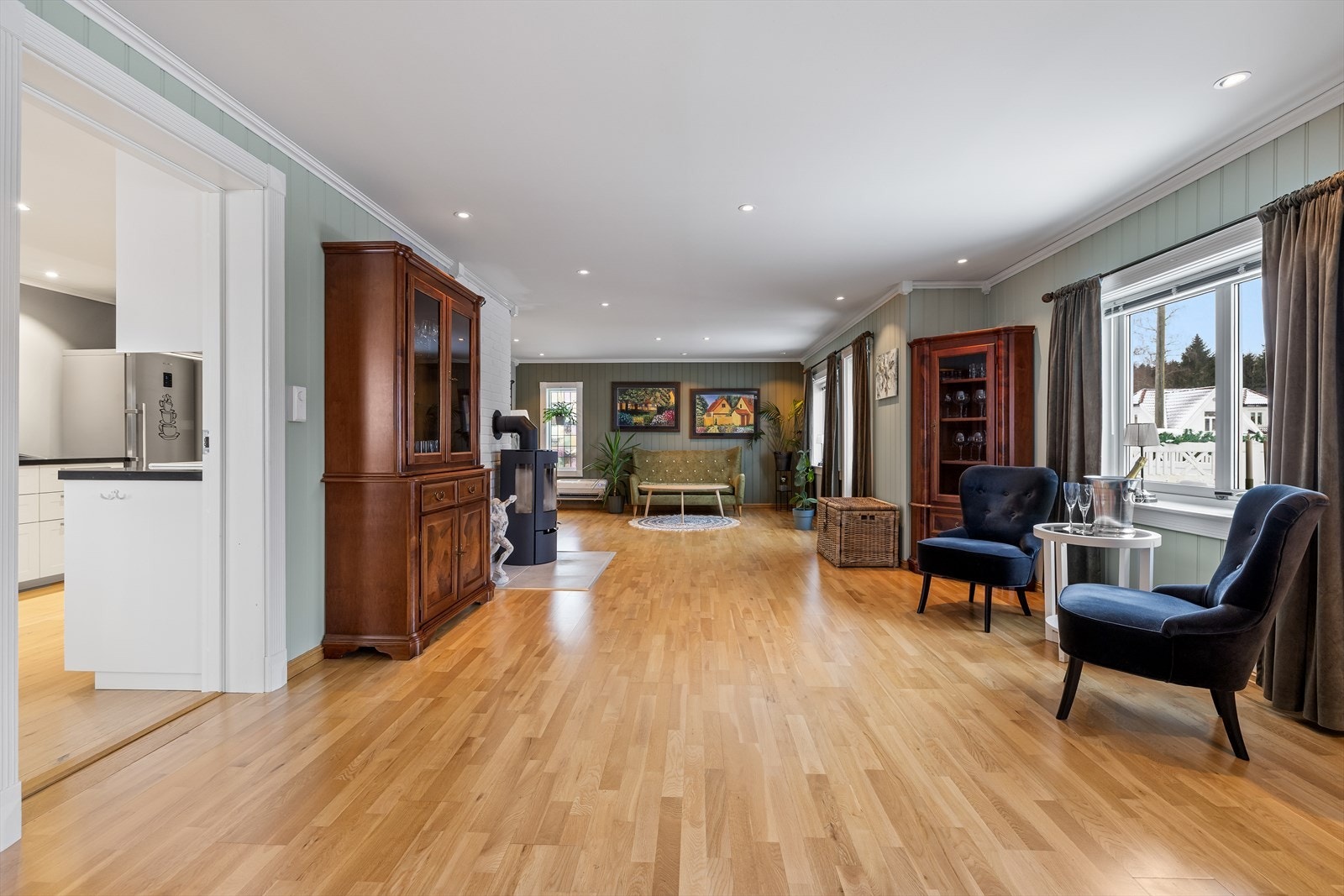 Det er installert varmepumpe samt at det er vedovn i stuen. Vedovnen i stuen sørger for både varme og hygge Galleribilde