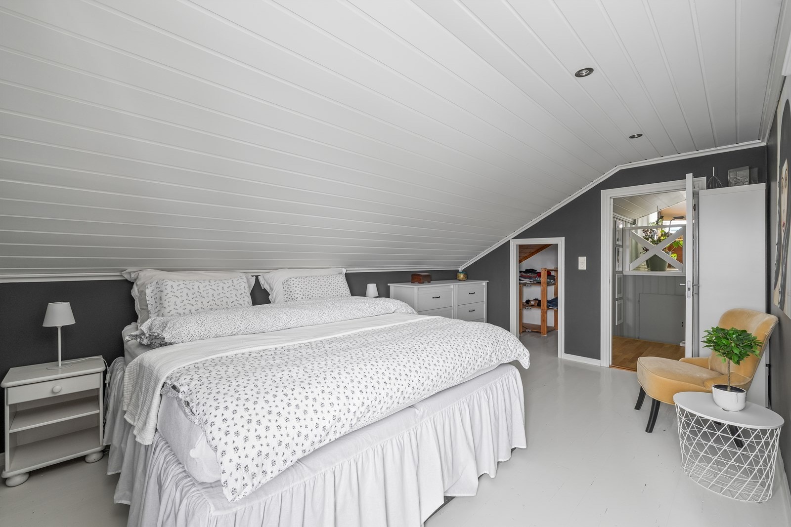 God plass til dobbeltseng, nattbord og garderobeløsning Galleribilde