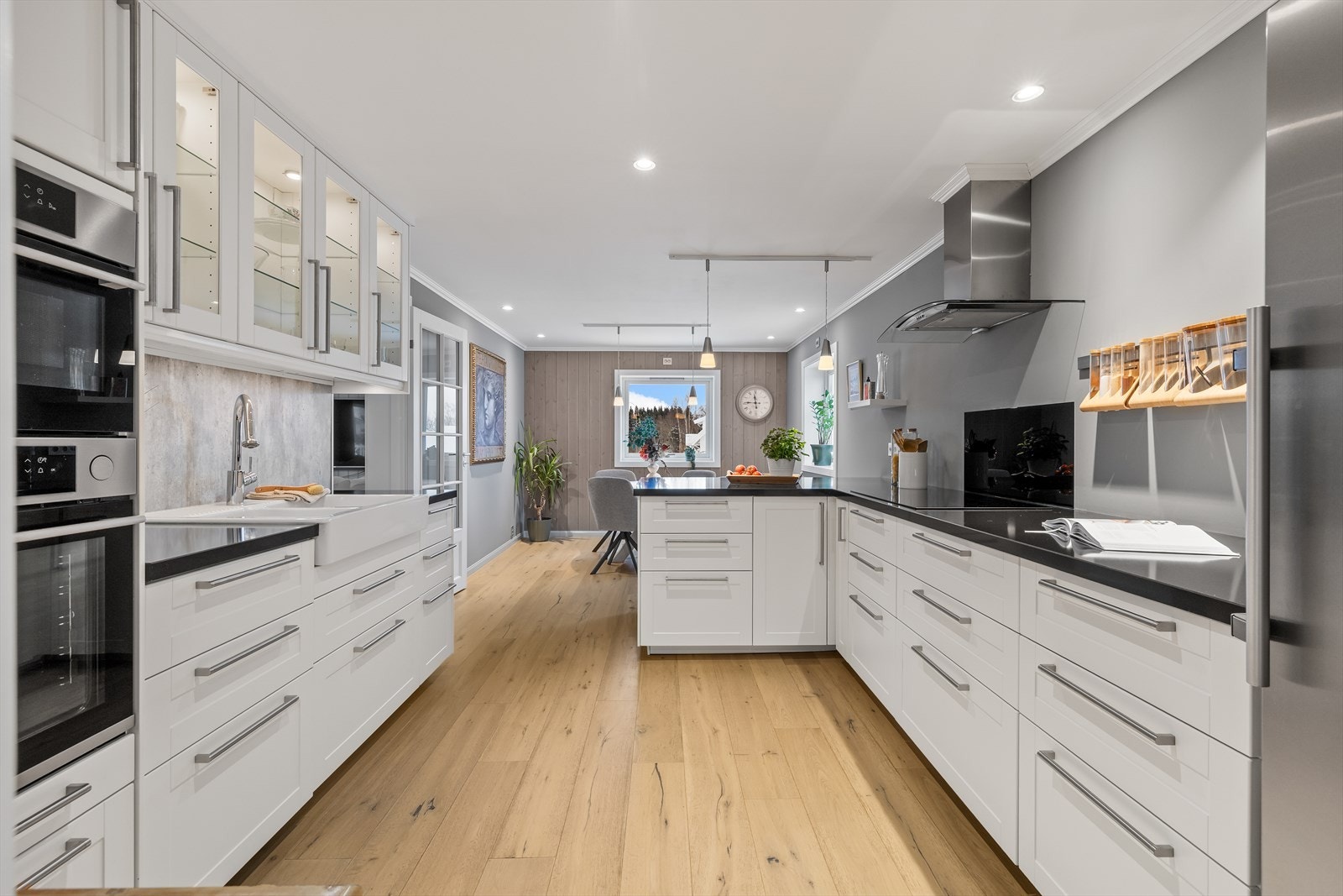 Moderne kjøkken med profilerte fronter og benkeplate av stein Galleribilde