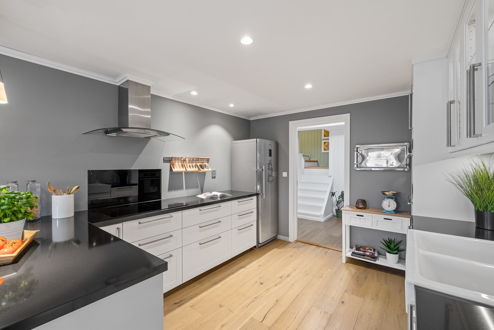 Downlights på kjøkkenet sørger for godt arbeidslys Galleribilde