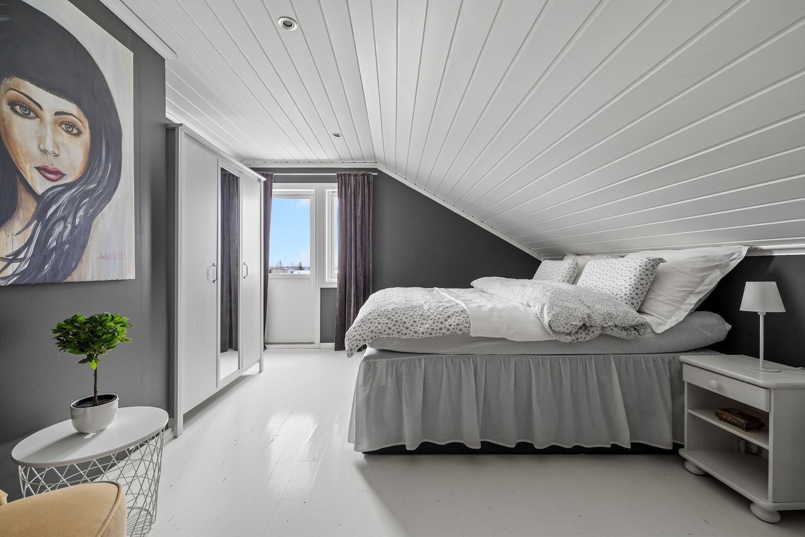 Hovedsoverommet er av god størrelse med utgang til egen balkong Galleribilde