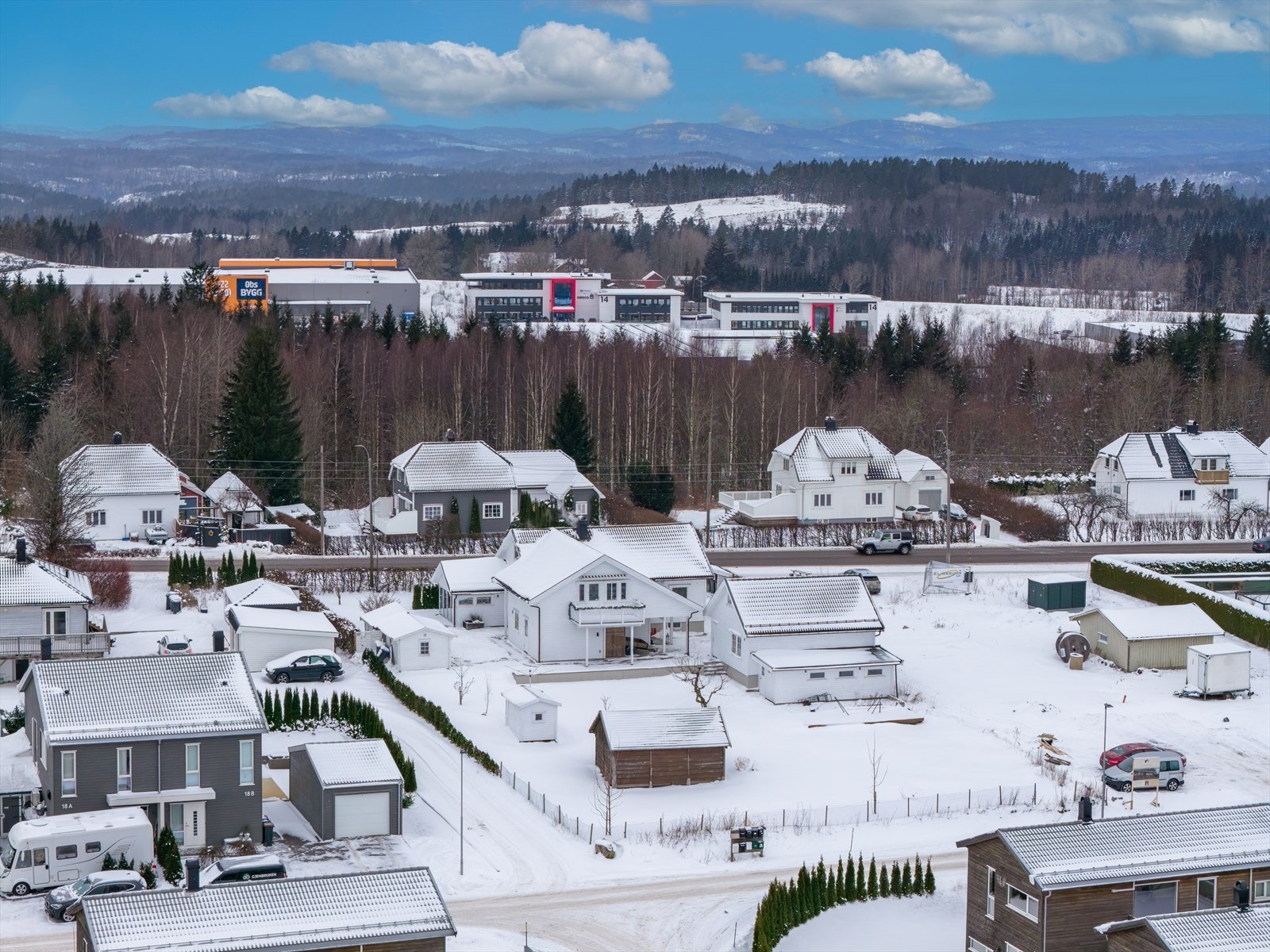 Det er kort vei til dagligvareforretninger som Coop OBS Fokserød og Rema 1000 Haukerød Galleribilde