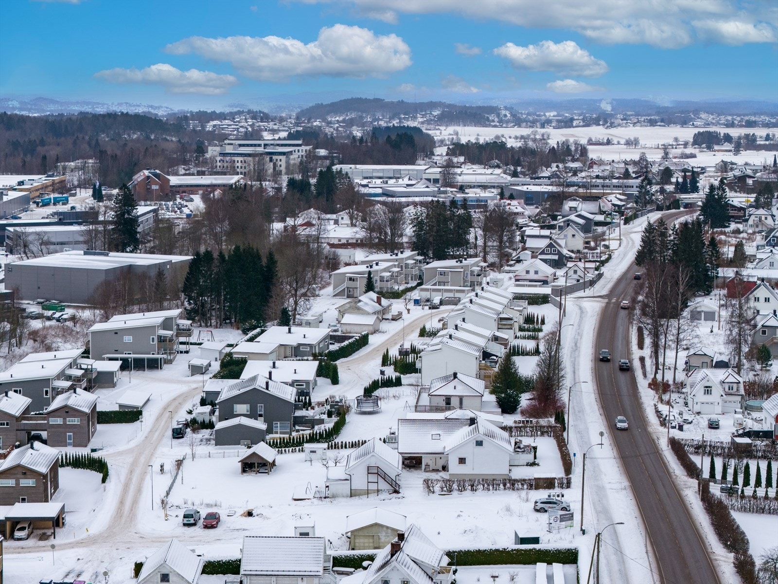 Fra boligen er det kort vei til Fokserød med flere butikker, E18 og Torp flyplass Galleribilde