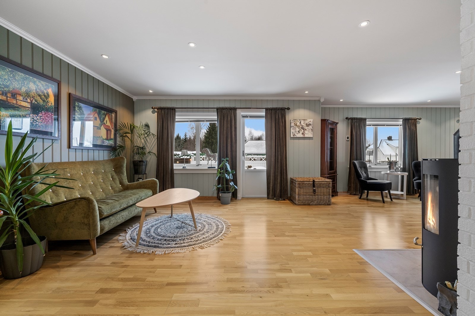 Stuen er luftig med gode møbleringsmuligheter i de naturlig inndelte sonene Galleribilde