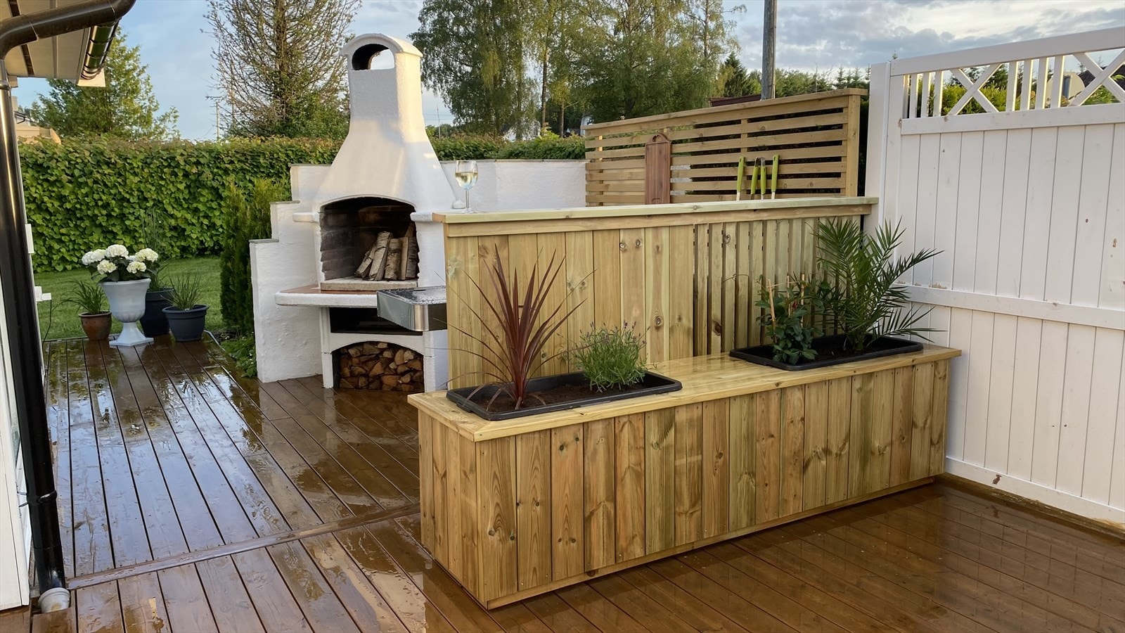 Selger har benyttet deler av terrassen til utekjøkken (Selgers bilde) Galleribilde