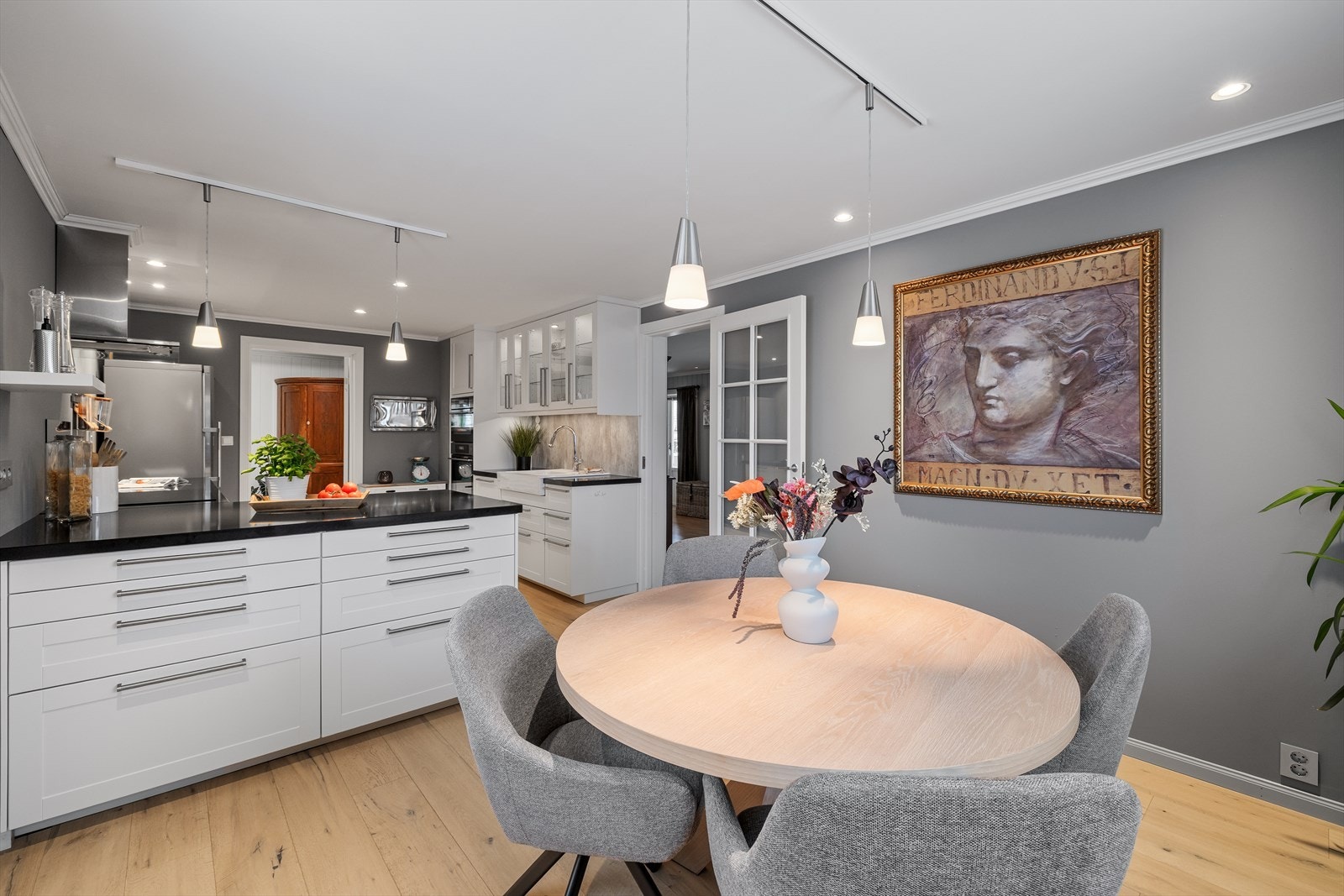 Kjøkkenet ligger i eget rom med plass til spisebord - perfekt for hektiske dager Galleribilde