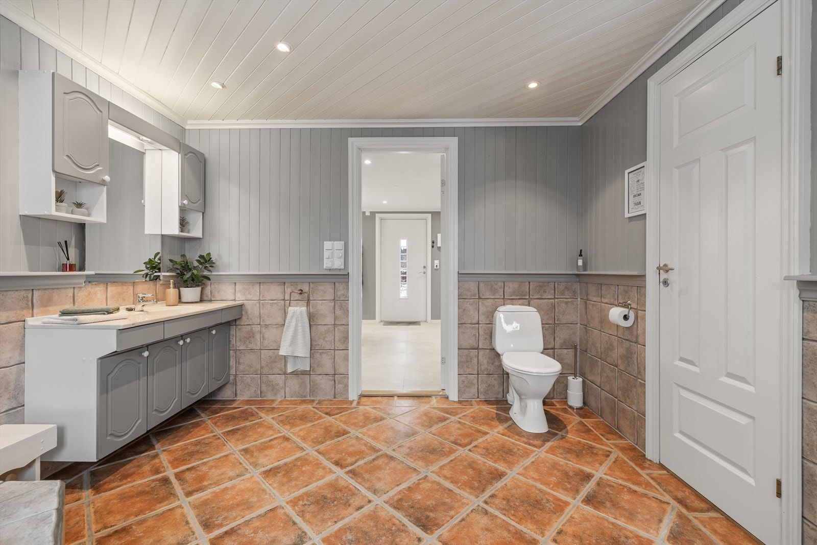 Det er også bod/teknisk rom i tilkobling til baderommet Galleribilde