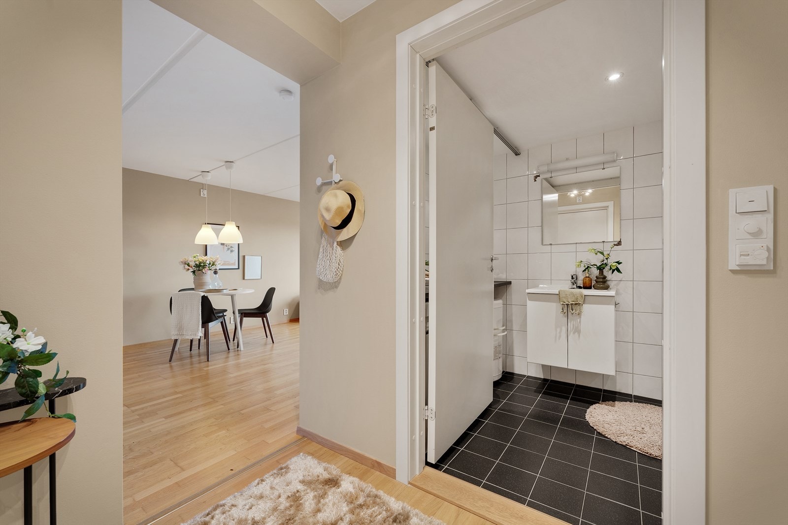 - Entréen gir et hyggelig og innbydende førsteinntrykk - Galleribilde