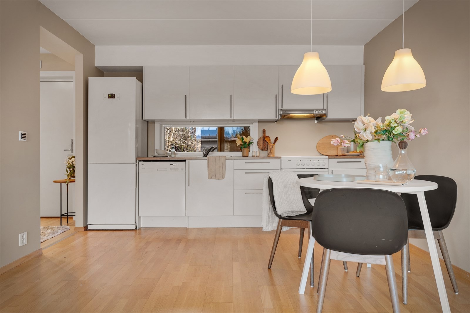 - Leiligheten har et lyst og tidløst kjøkken - Galleribilde