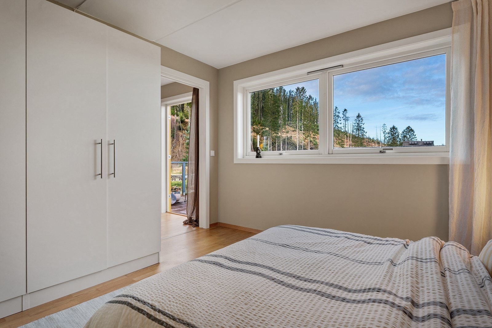 - Her finner du også et stort garderobeskap som medfølger i handelen - Galleribilde