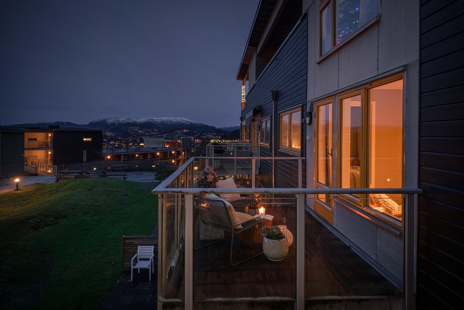 - Her bor du i rolige og landlige omgivelser samtidig som det er kort vei til alt man skulle trenge i hverdagen - Galleribilde