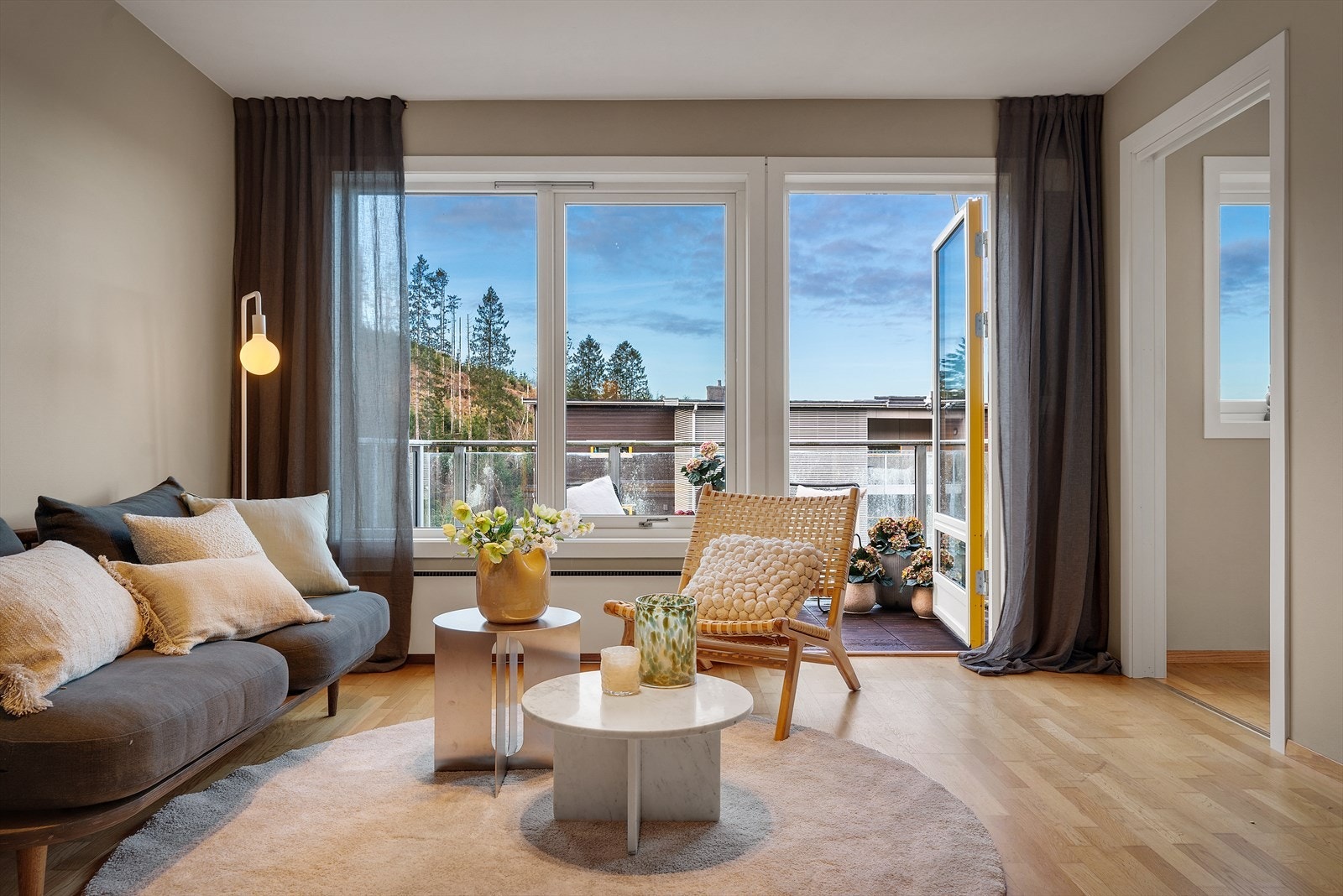 - Leiligheten har rikelig med lysinnslipp fra store vindusoverflater - Galleribilde