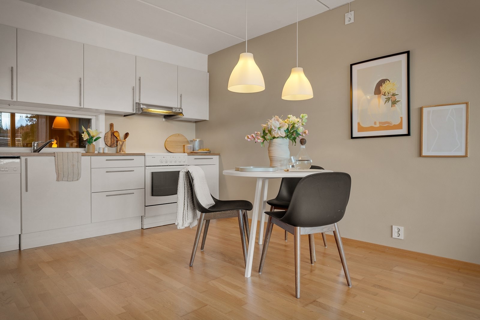 - Kjøleskap, komfyr og oppvaskemaskin medfølger - Galleribilde