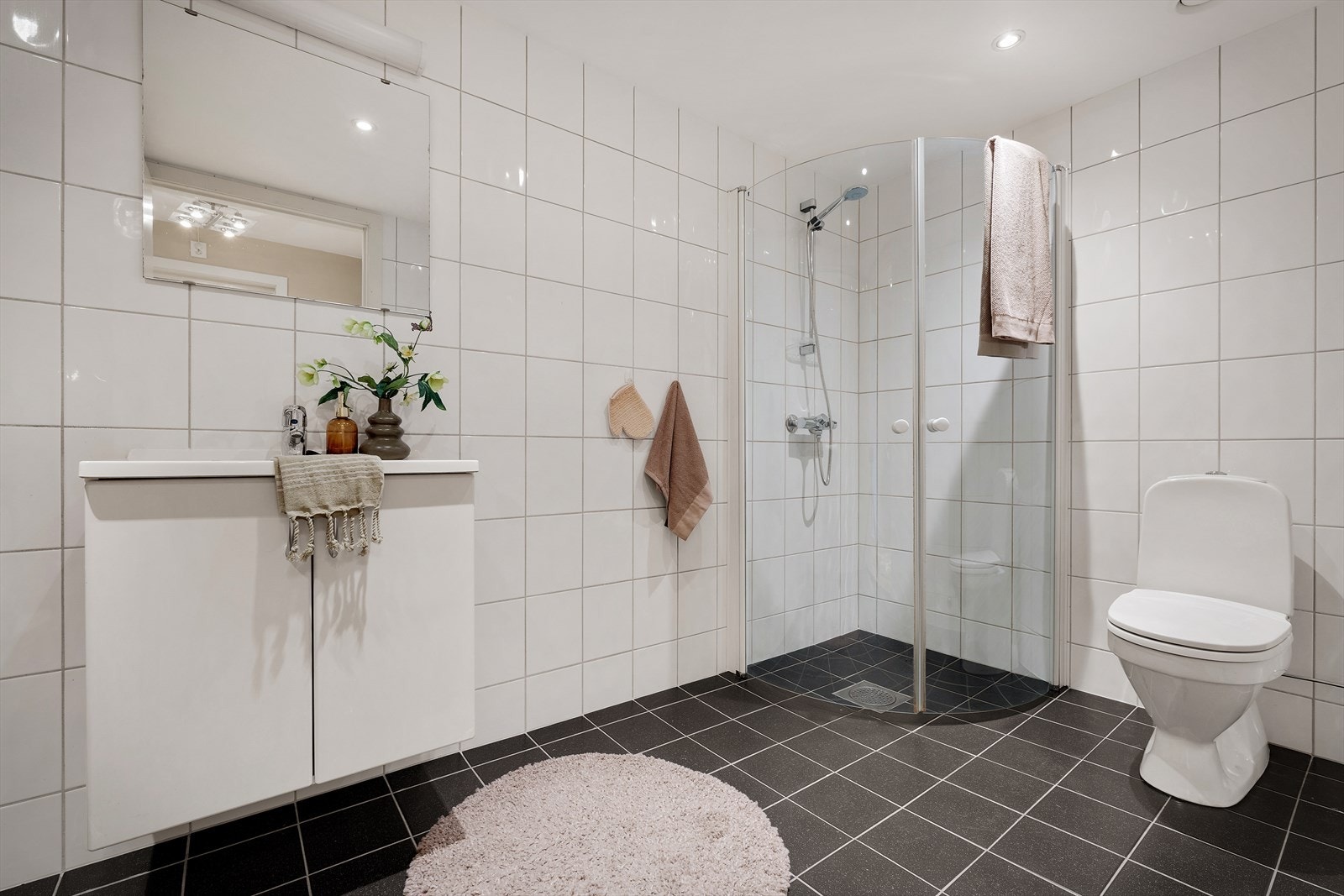 - Boligen er utstyrt med moderne rør-i-rør-system med fordelerskap på bad - Galleribilde