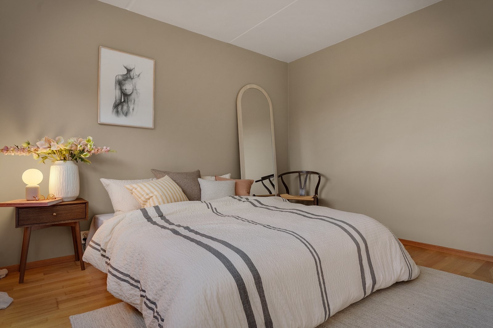 - Her er det god plass til en stor seng og annen ønsket innredning - Galleribilde